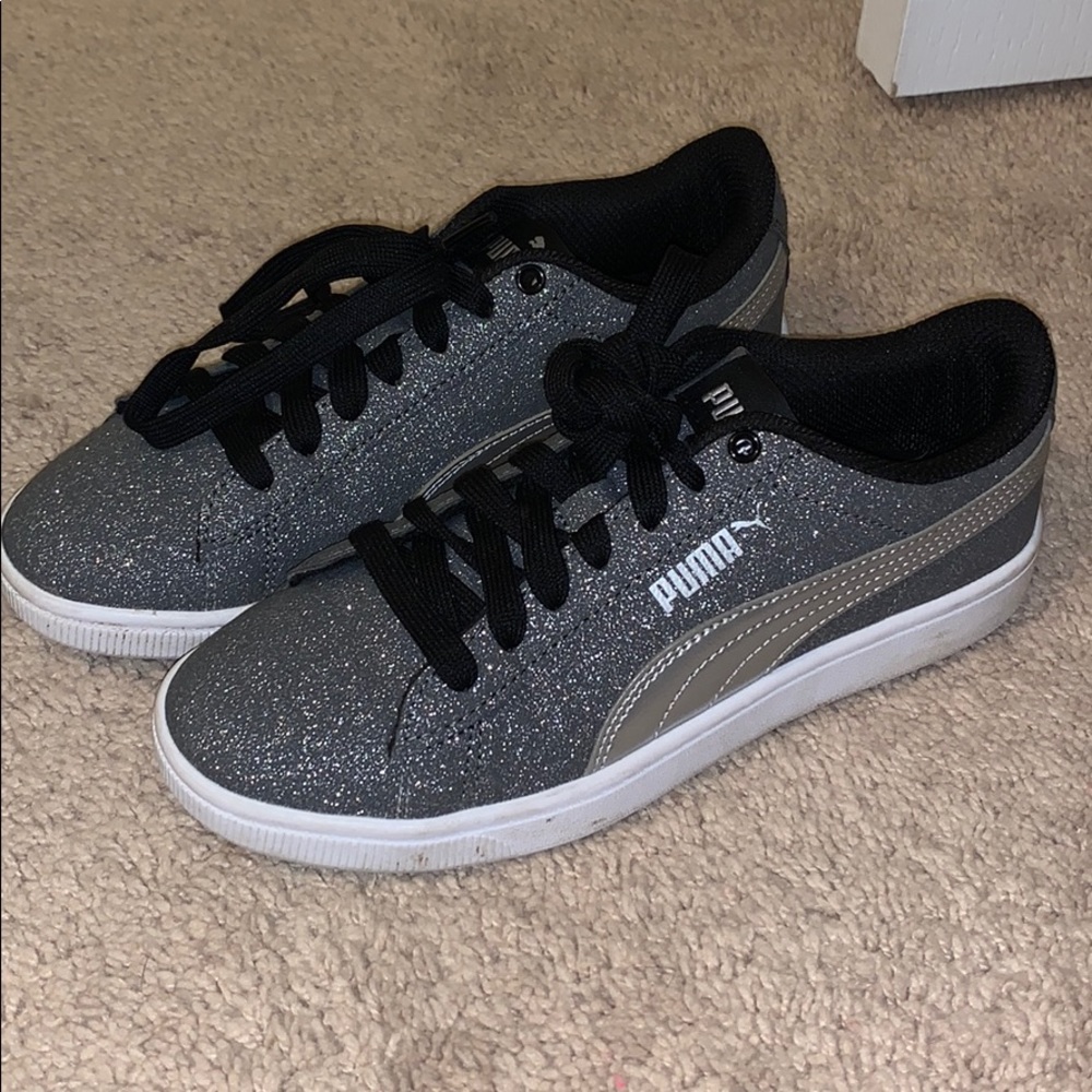 Girls glitter pumas